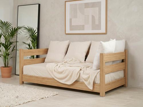 modern day bed oak