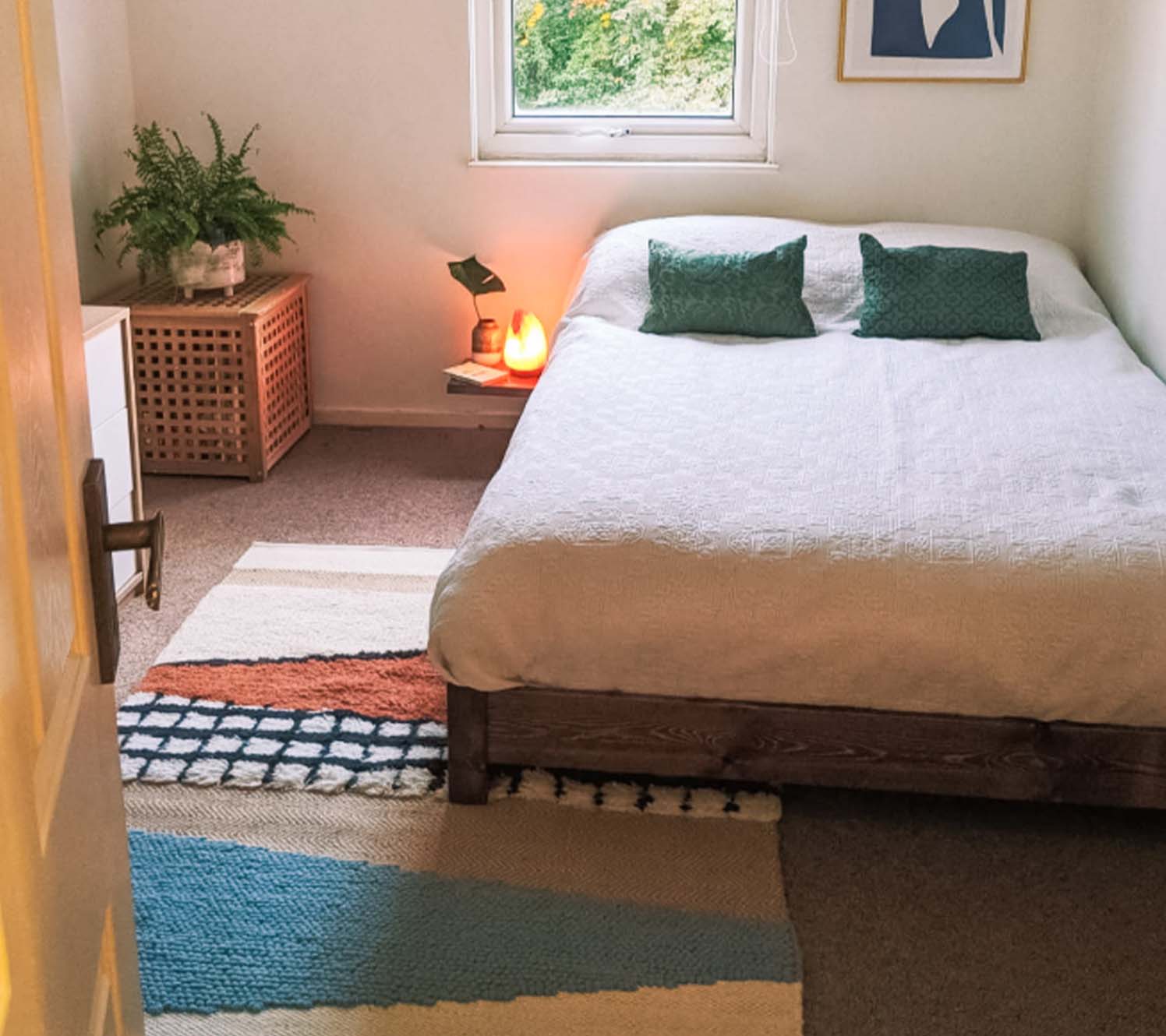 small bedroom ideas Let the bed do the heavy lifting